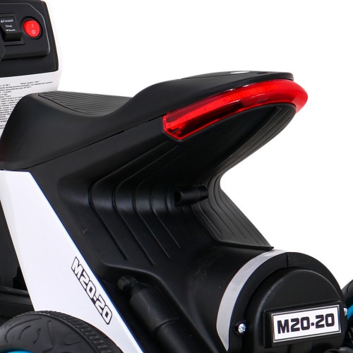 POKROČILÝ motocykl bílý