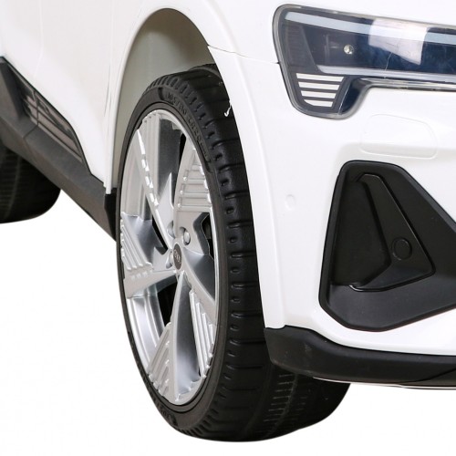 Audi E-Tron Sportback Kids bílá Remote 4x4 Drive Slow Start Rádio MP3 LED