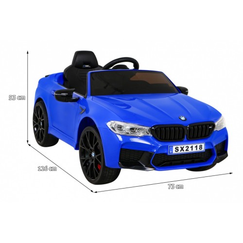 Modré DRIFTOVACÍ vozidlo BMW M5