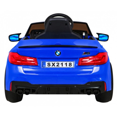 Modré DRIFTOVACÍ vozidlo BMW M5
