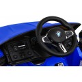 Modré DRIFTOVACÍ vozidlo BMW M5