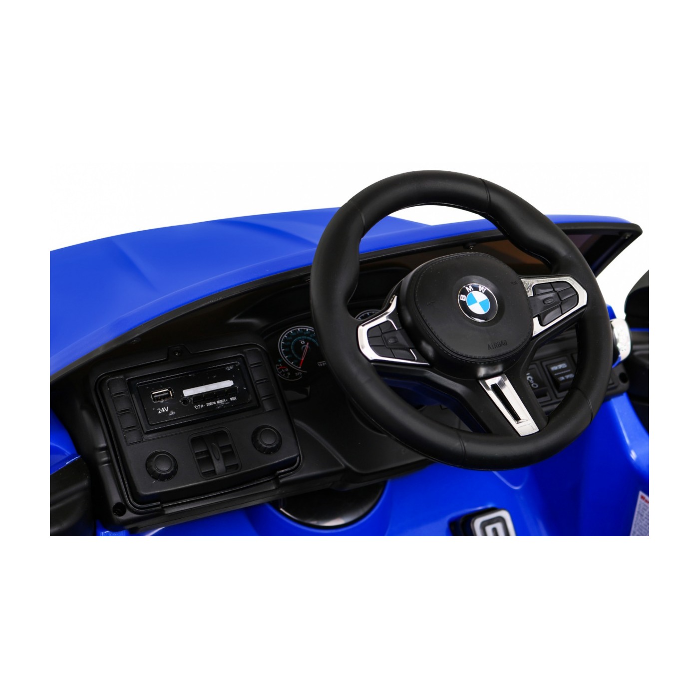Modré DRIFTOVACÍ vozidlo BMW M5