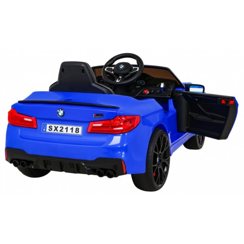 Modré DRIFTOVACÍ vozidlo BMW M5