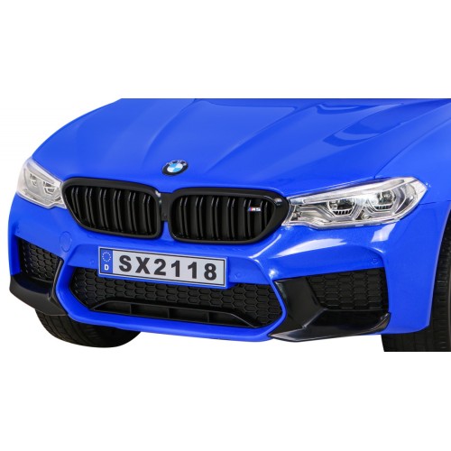 Modré DRIFTOVACÍ vozidlo BMW M5