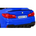 Modré DRIFTOVACÍ vozidlo BMW M5
