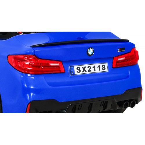 Modré DRIFTOVACÍ vozidlo BMW M5