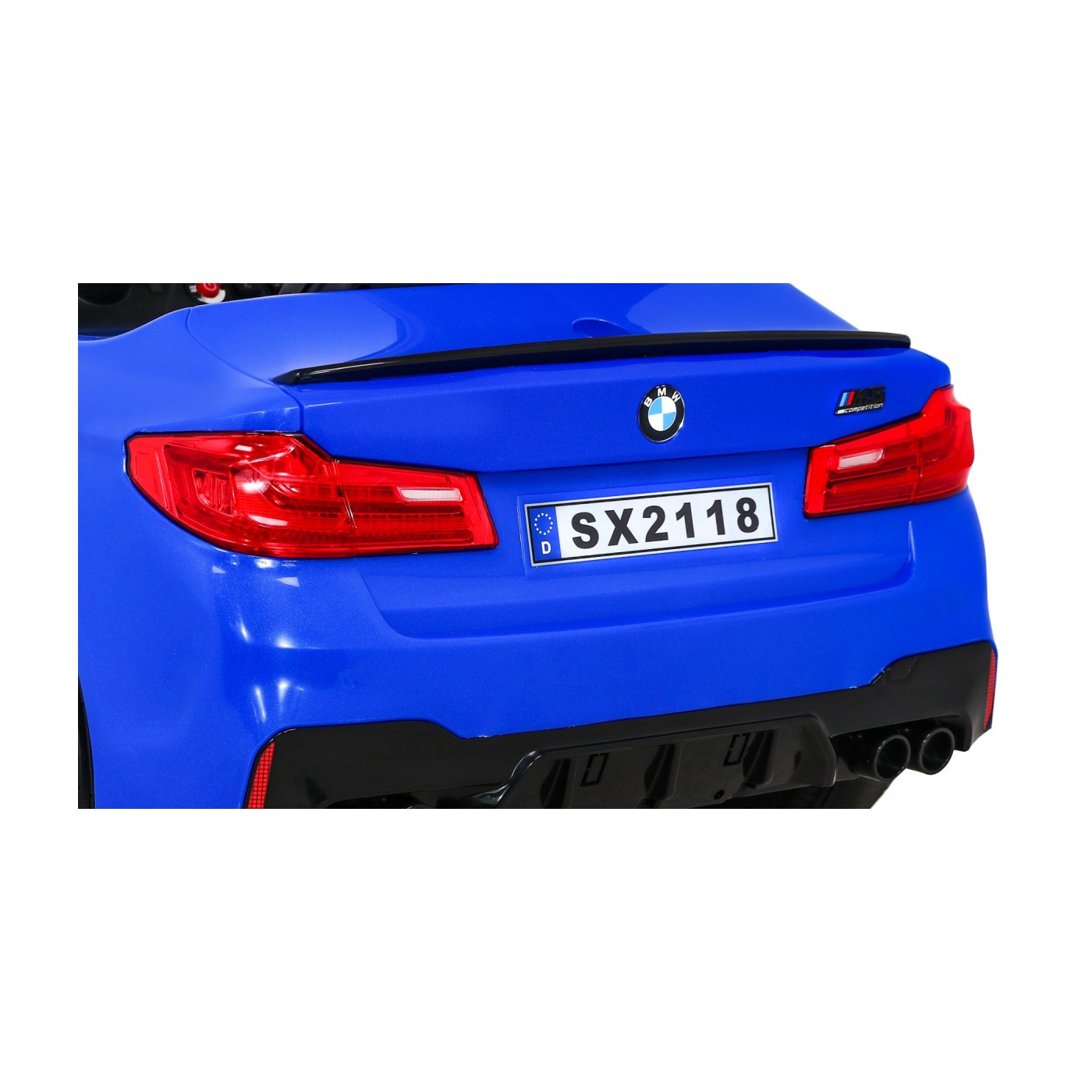 Modré DRIFTOVACÍ vozidlo BMW M5