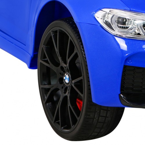 Modré DRIFTOVACÍ vozidlo BMW M5
