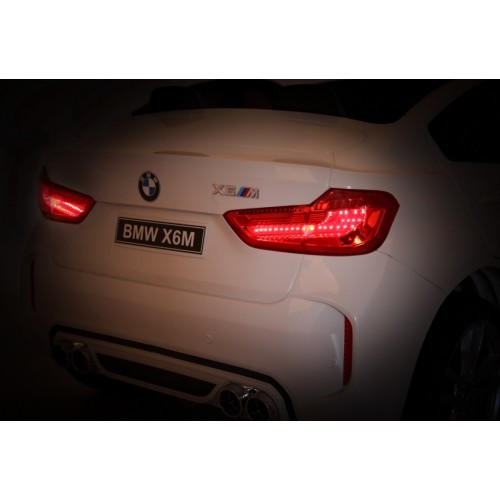 BMW X6M XXL pro 2 děti bílá + dálkové ovládání + eko kůže + pásy + pomalý start + MP3 USB + LED