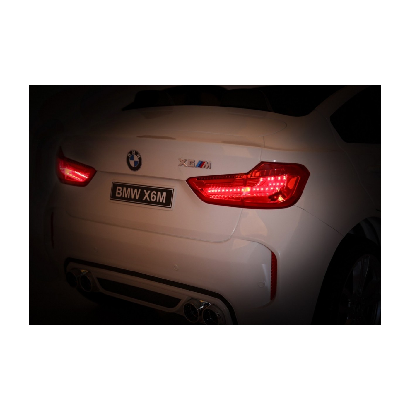 BMW X6M XXL pro 2 děti bílá + dálkové ovládání + eko kůže + pásy + pomalý start + MP3 USB + LED