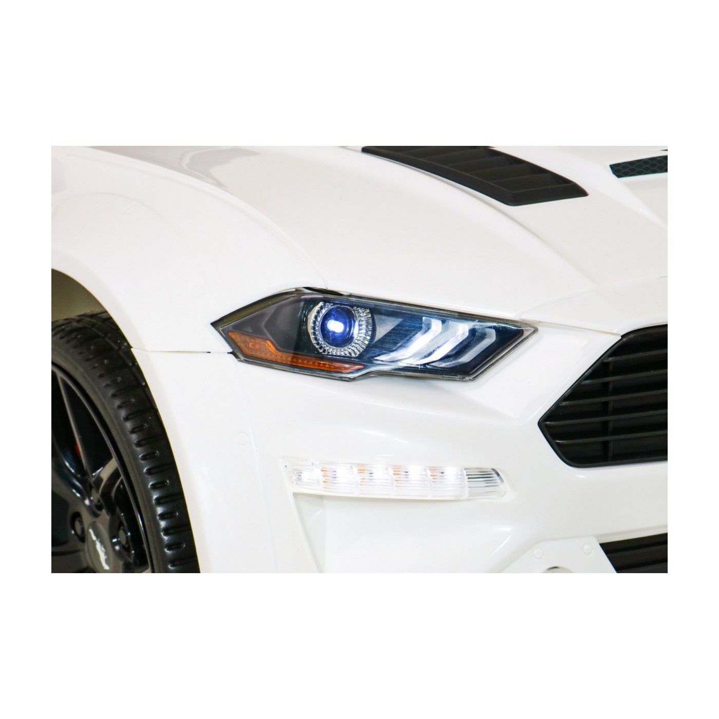 Autko Ford Mustang GT na baterii pro děti Bílá + Nastavení sedadla + LED audio + EVA + Pomalý start