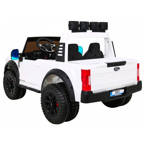 Vozidlo Ford Super Duty bílé