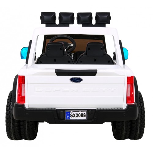 Vozidlo Ford Super Duty bílé