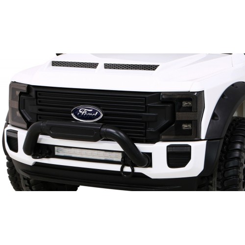 Vozidlo Ford Super Duty bílé