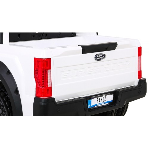 Vozidlo Ford Super Duty bílé