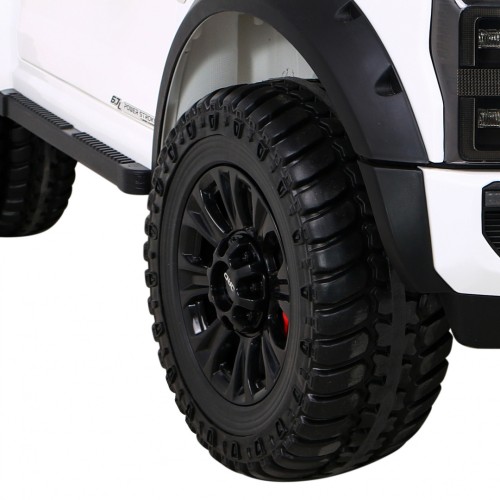 Vozidlo Ford Super Duty bílé