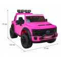 Růžové vozidlo Ford Super Duty