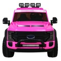 Růžové vozidlo Ford Super Duty