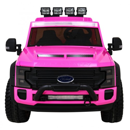 Růžové vozidlo Ford Super Duty
