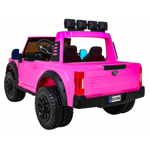 Růžové vozidlo Ford Super Duty
