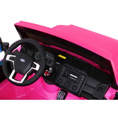Růžové vozidlo Ford Super Duty