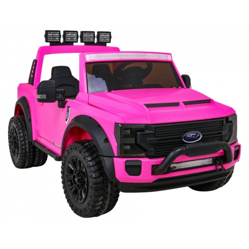Růžové vozidlo Ford Super Duty