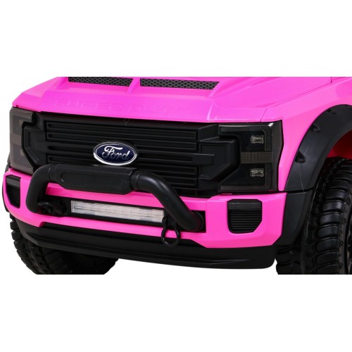 Růžové vozidlo Ford Super Duty