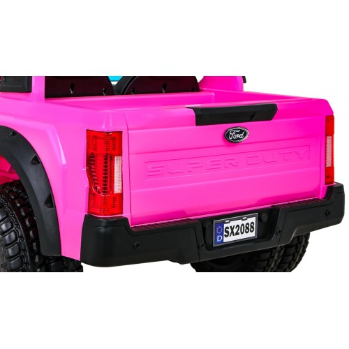 Růžové vozidlo Ford Super Duty
