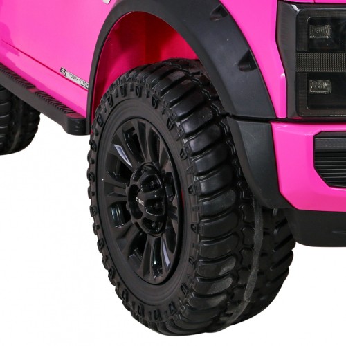Růžové vozidlo Ford Super Duty