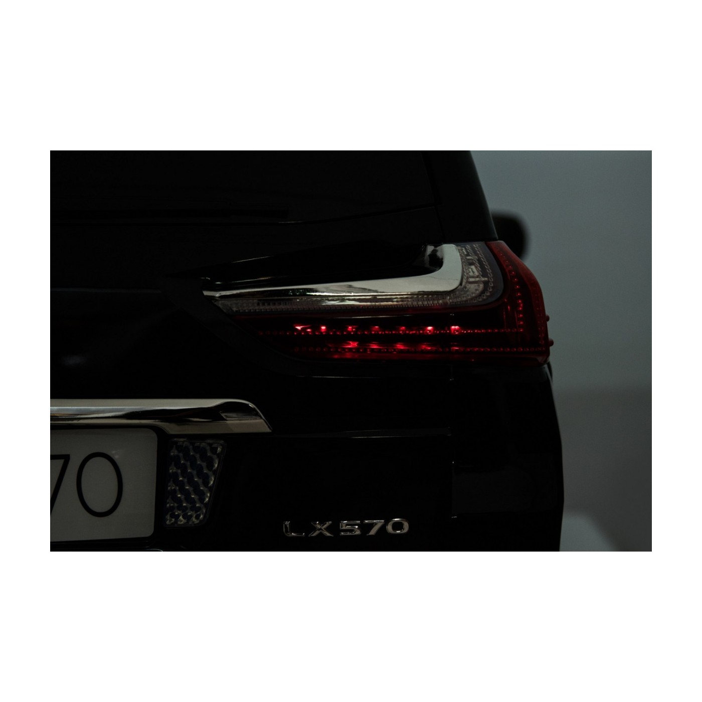 Lexus LX570 lakované 2 dětské auto černé + dálkové ovládání EVA kola rádio MP3 LED