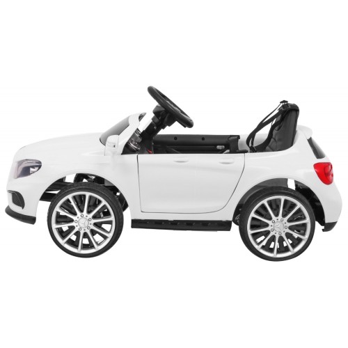 Vozidlo Mercedes AMG GLA-45 bílá