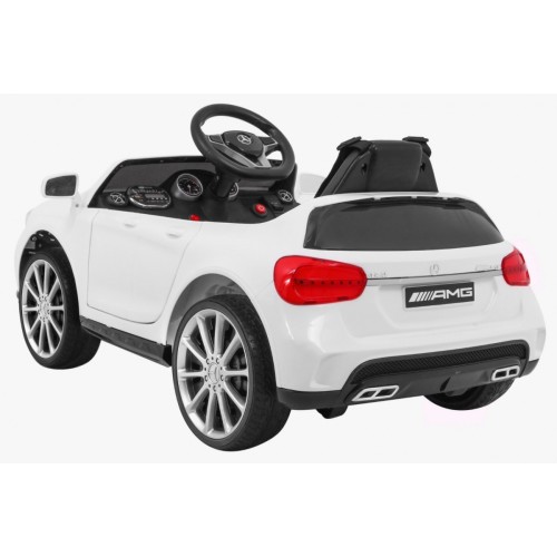 Vozidlo Mercedes AMG GLA-45 bílá