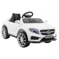 Vozidlo Mercedes AMG GLA-45 bílá