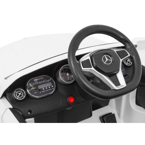 Vozidlo Mercedes AMG GLA-45 bílá