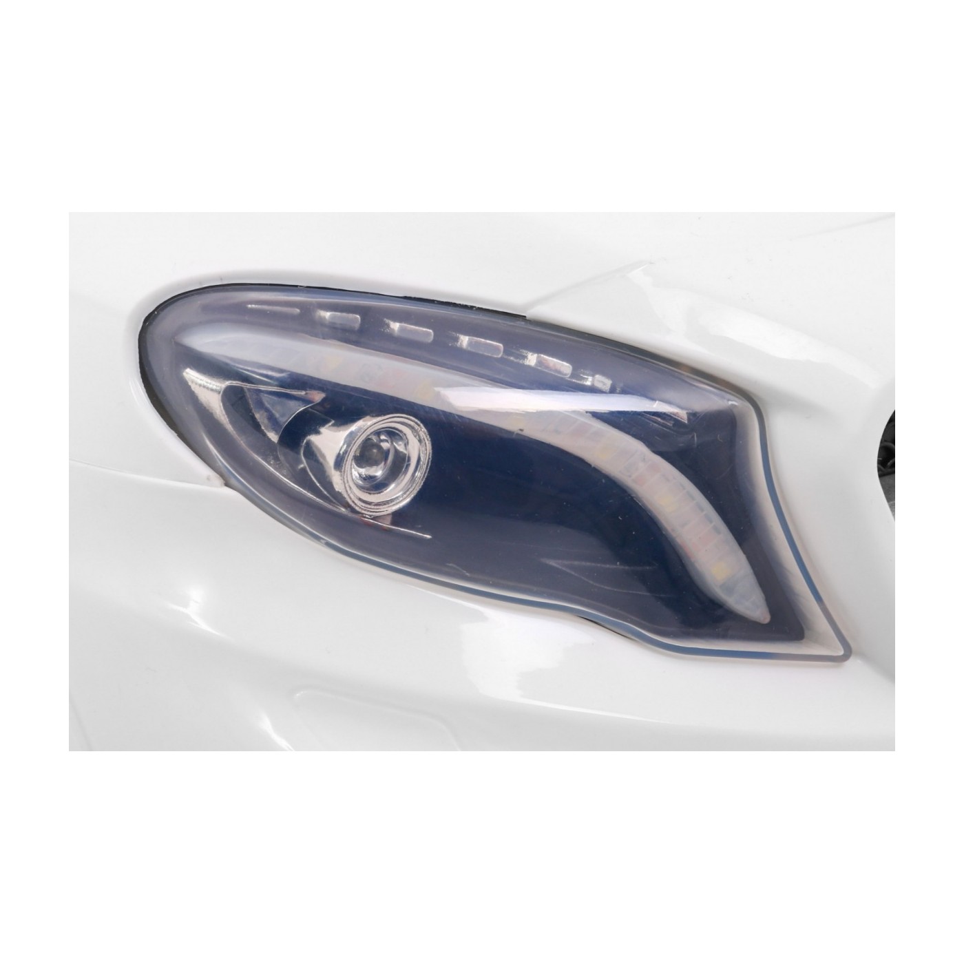 Vozidlo Mercedes AMG GLA-45 bílá