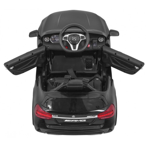 Mercedes AMG GLA-45 vozidlo černé