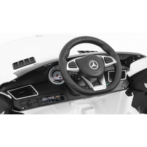 Mercedes AMG GLE 63 AMG vozidlo bílá