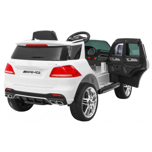 Mercedes AMG GLE 63 AMG vozidlo bílá