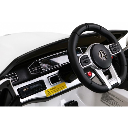 Vozidlo Mercedes BENZ třídy M bílé