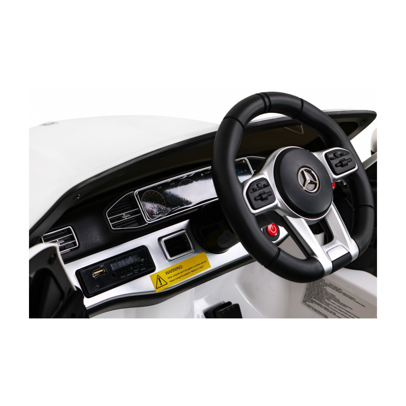 Vozidlo Mercedes BENZ třídy M bílé