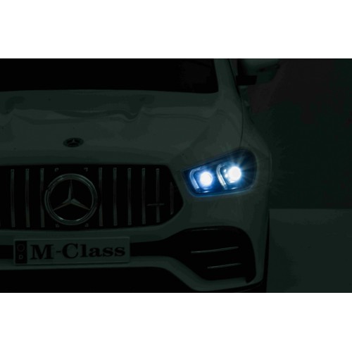Vozidlo Mercedes BENZ třídy M bílé