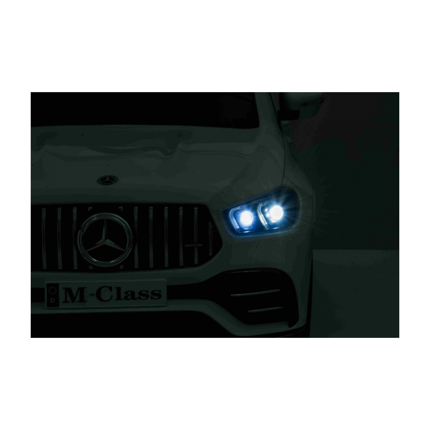 Vozidlo Mercedes BENZ třídy M bílé