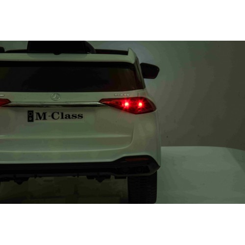 Vozidlo Mercedes BENZ třídy M bílé