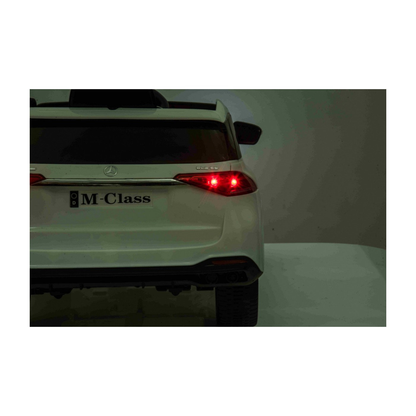 Vozidlo Mercedes BENZ třídy M bílé