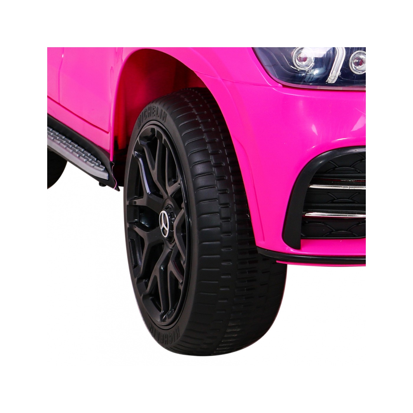 Růžový Mercedes BENZ třídy M