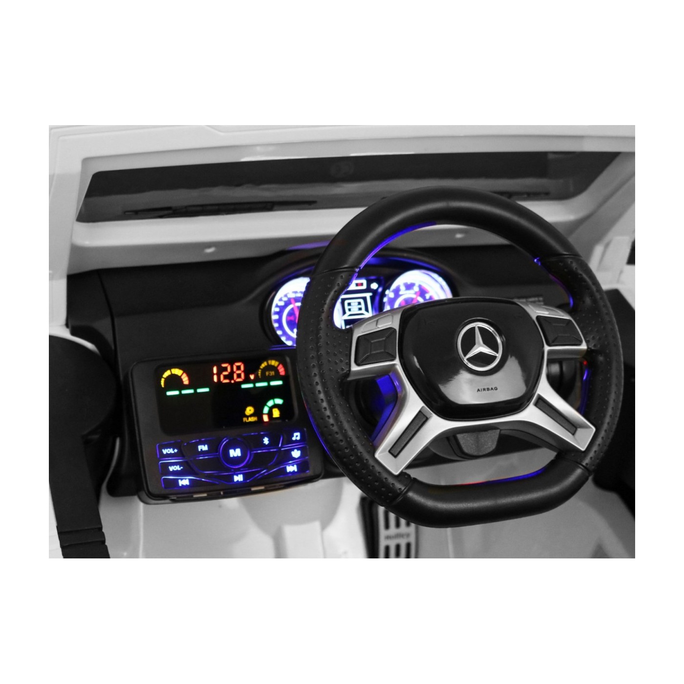 Auto Mercedes G63 6x6 Dětská bílá + 2 plynové pedály Nastavení sedadla LED Audio Kufr Rodičovský kufr