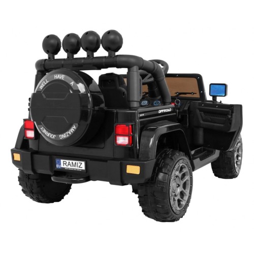 Offroadové vozidlo 4WD na plný úvazek černé