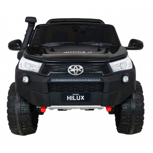 Vozidlo Toyota Hilux černé