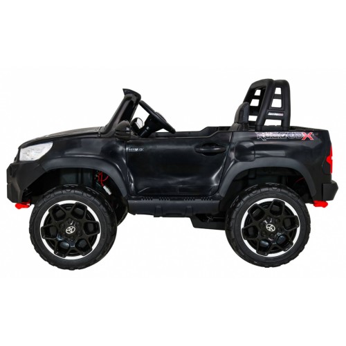 Vozidlo Toyota Hilux černé