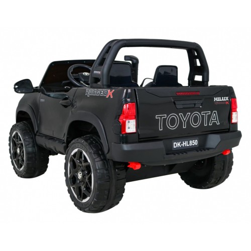 Vozidlo Toyota Hilux černé